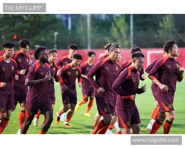 国足集训晨跑展现团队精神与拼搏意志助力备战新征程